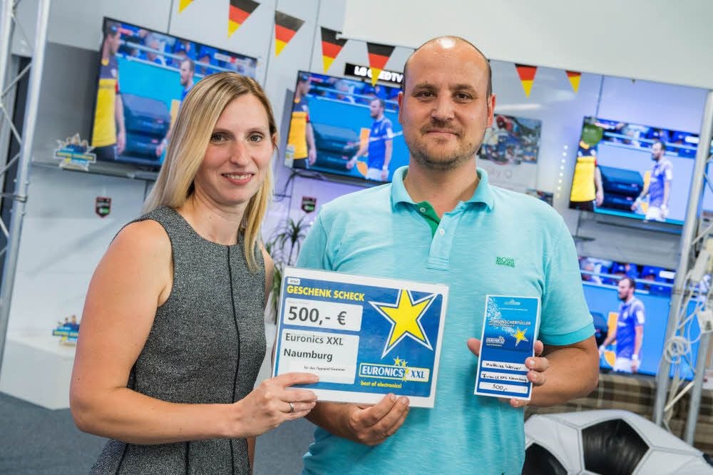Matthias Werner erhält von Marlene Raddei, Geschäftsführerin Euronics XXL in Naumburg, den 500-Euro-Gutschein.