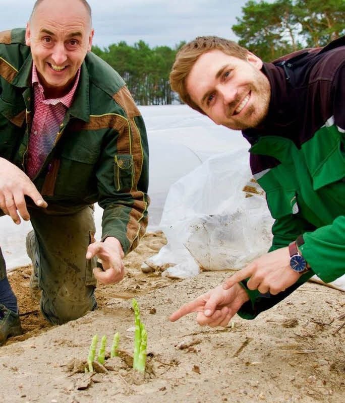 Tim und Arne Garlipp leiten gemeinsam den Spargelhof Garlipp.