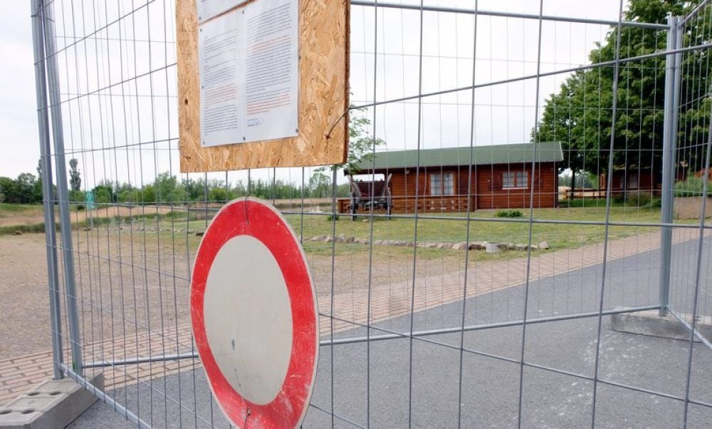 Bis hierher und nicht weiter! Die Zufahrt zum Campingplatz Prettin ist gesperrt. Am Gitter hängt ein Zettel mit allen wichtigen Erklärungen.