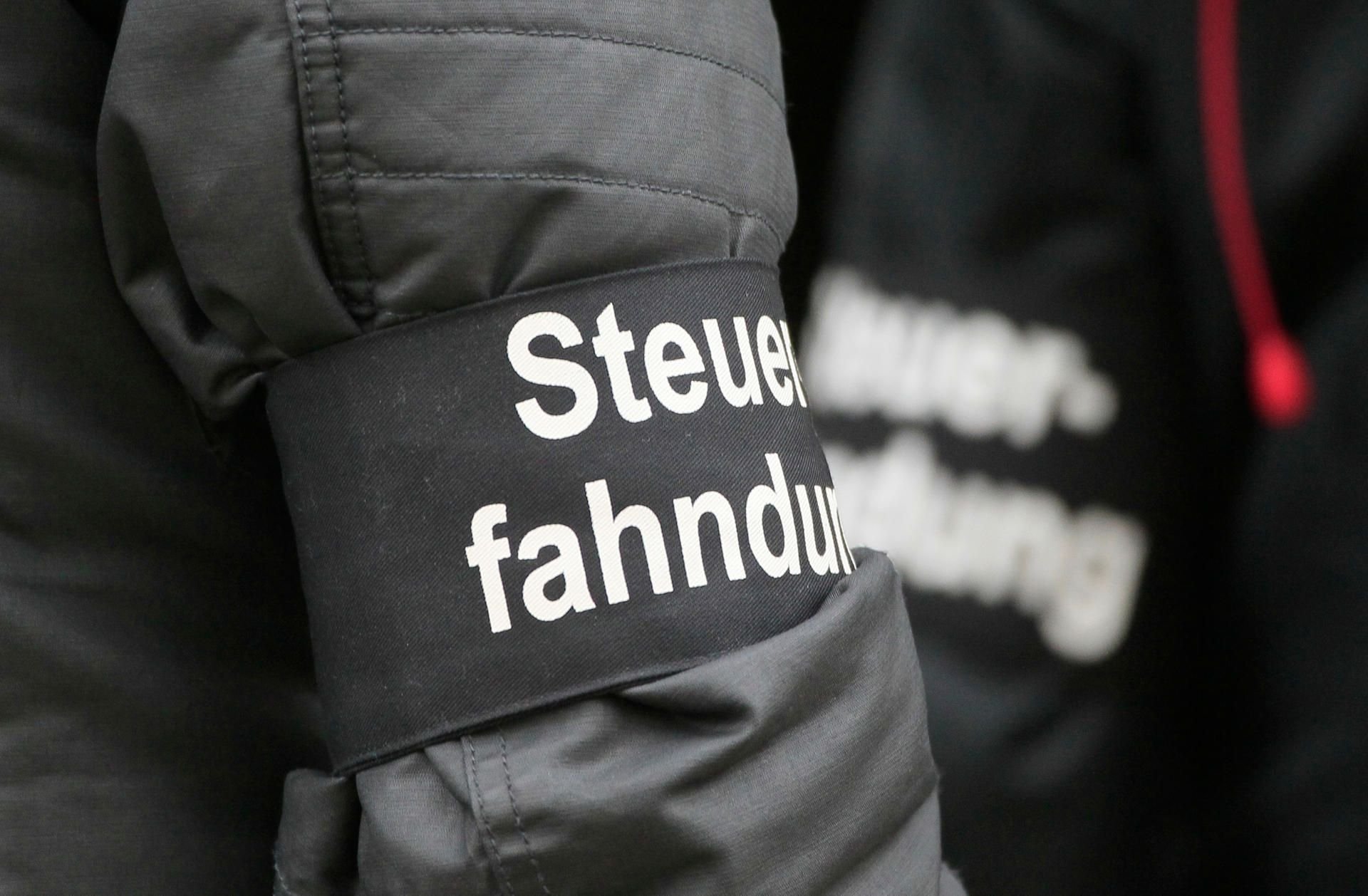 Steuerfahnder nehmen Leipzig (Sachsen) an einer Razzia teil.