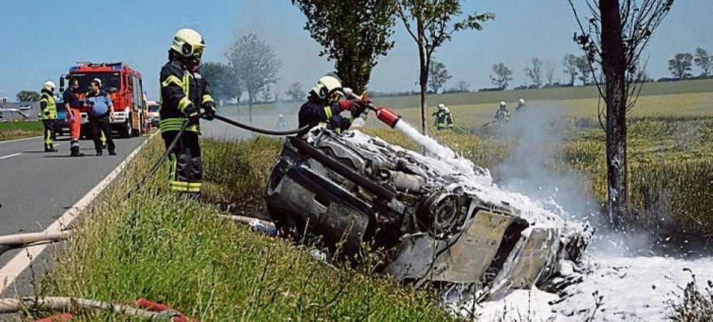 Bei einem Unfall aus der L65 im Salzlandkreis sind drei Personen ums Leben gekommen.