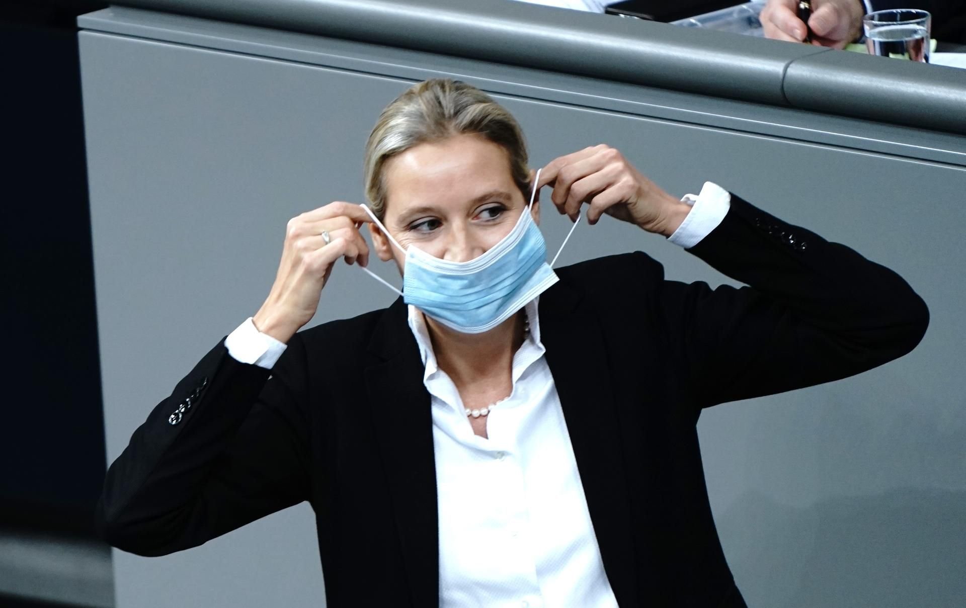 Alice Weidel, Fraktionsvorsitzende der AfD, setzt sich im Bundestag die Mund-Nasen-Bedeckung auf.