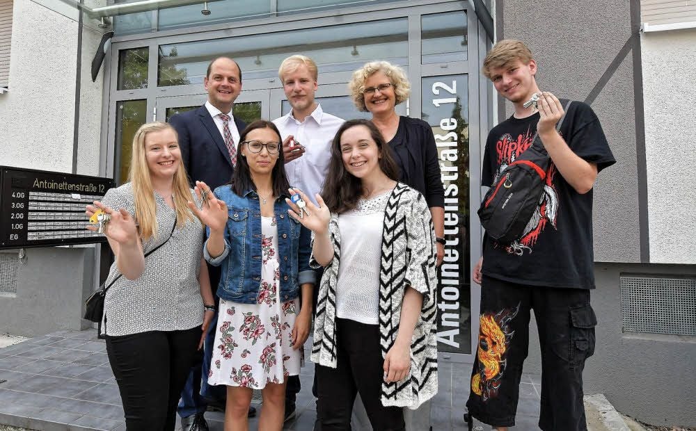 Fünf Auszubildende bekamen die Schlüssel zur eigenen Wohnung.