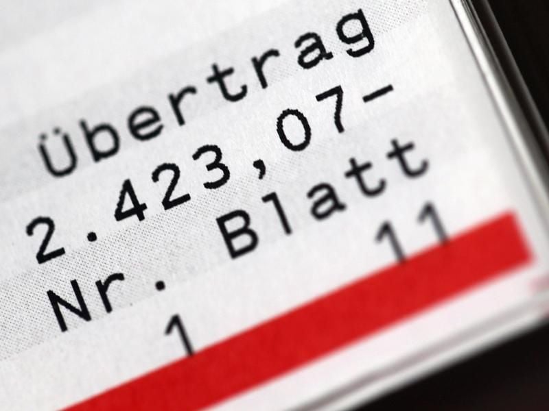 Schlägt ein Erbe eine Erbschaft aus, weil er Schulden beim Verstorbenen vermutet, kann dies hinterher nicht immer rückgängig gemacht werden. Foto Foto: Mascha Brichta