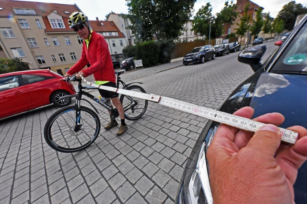 1,50 Meter Abstand müssen Autofahrer in der Stadt zu Radfahrern einhalten.