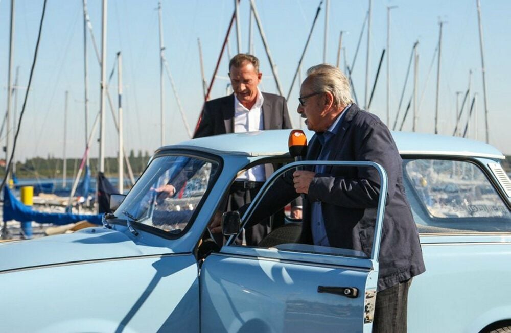 Mit Trabis kennt sich Wolfgang Stumph (r.) aus. 2015 fuhr er an der Goitzsche vor, sprach mit Moderator Norbert Lehmann. Nun kommt er nach Wolfen.