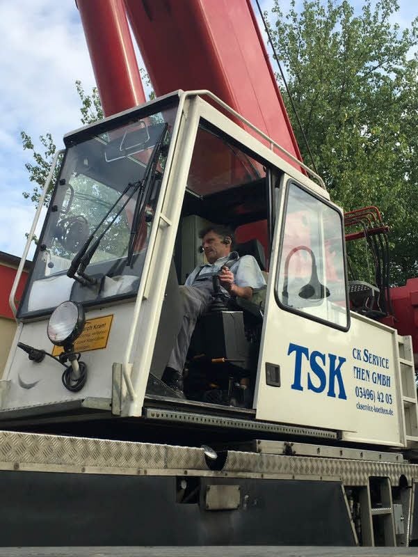Udo Seidel vom Truckservice Köthen hebt das BHKW vom Transportfahrzeug herunter.
