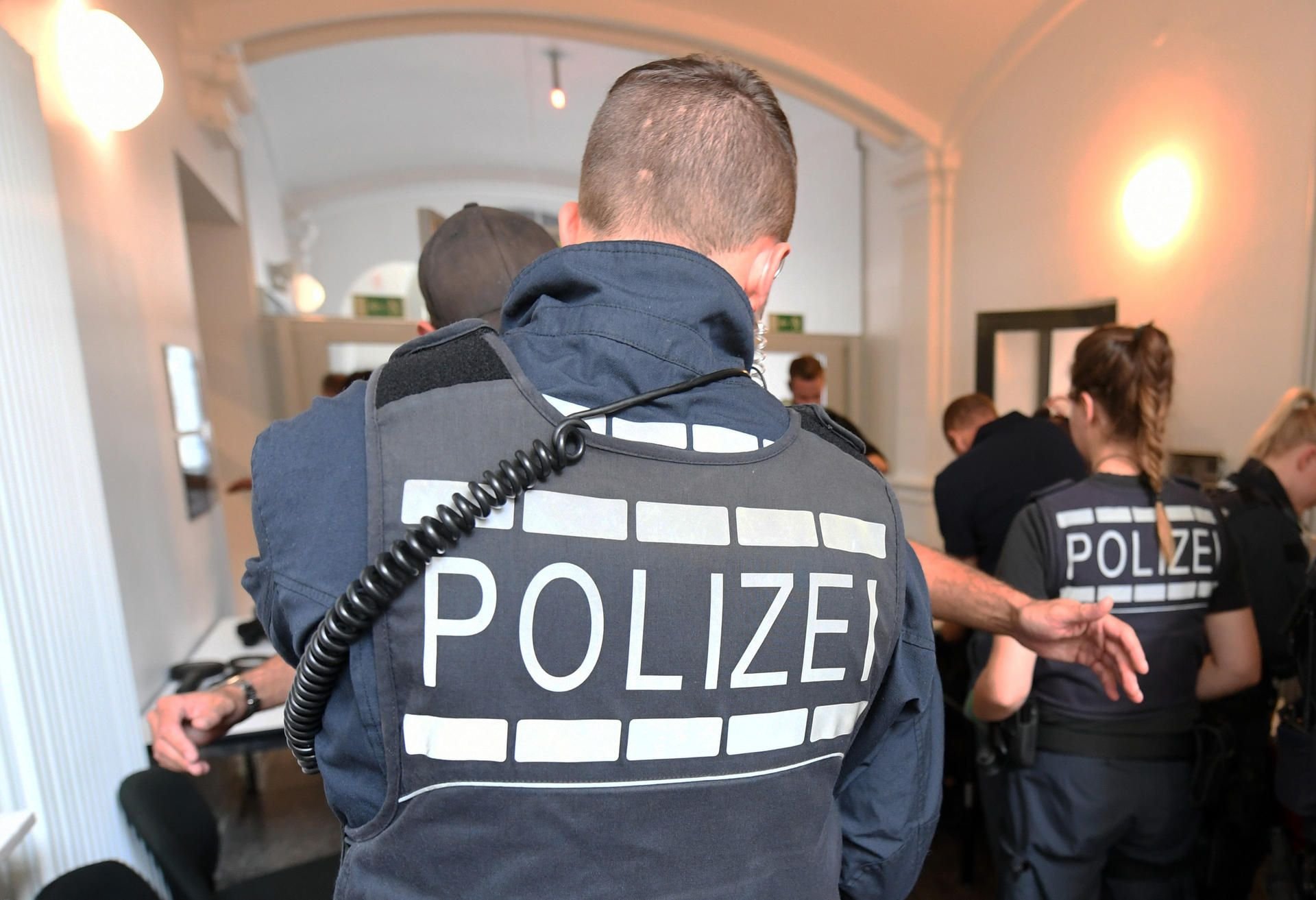 Im Landgericht Karlsruhe finden Sicherheitskontrollen statt.