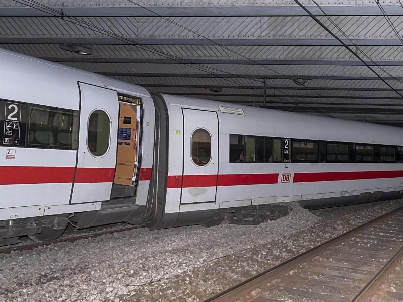 Der entgleiste ICE 373 steht kurz vor dem Bahnhof SBB. Foto: Georgios Kefalas/KEYSTONE