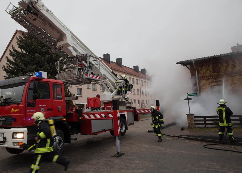 Zum Einsatzort wurden Kameraden mehrerer Wehren gerufen, auch Einsatzkräfte und Technik aus Jessen - im Bild die Jessener Hubrettungsbühne.