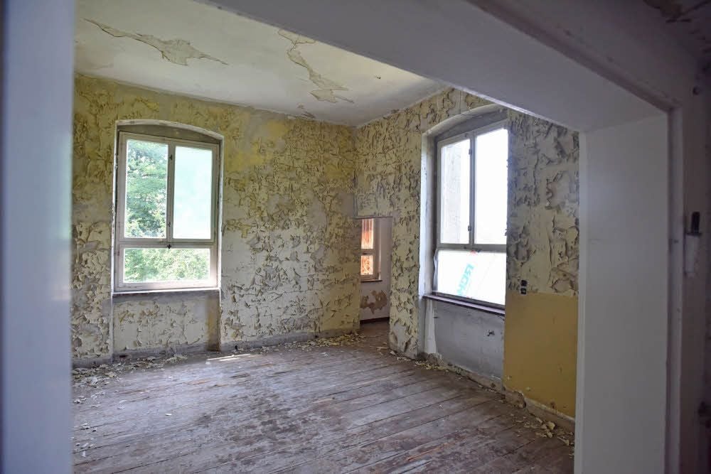 Ein Blick ins Innere: Putz und Farbe bröckeln von den Wänden.