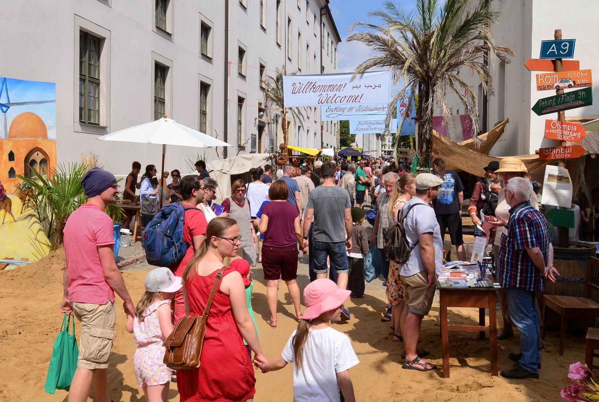 Gut besucht: Beim Lindenblütenfest in den Franckeschen Stiftungen in Halle herrschte reger Andrang.