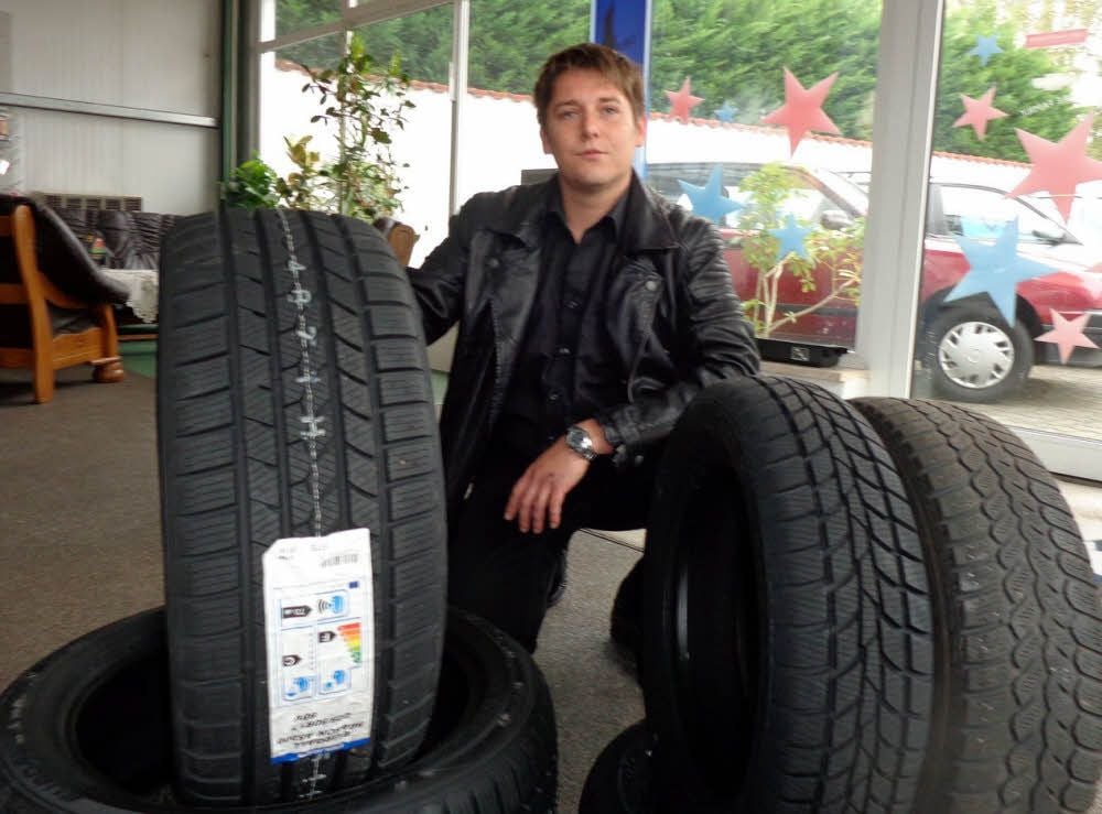Max Roedler, seit April Chef des Autozentrums in Annaburg, inmitten von Winterrädern.
