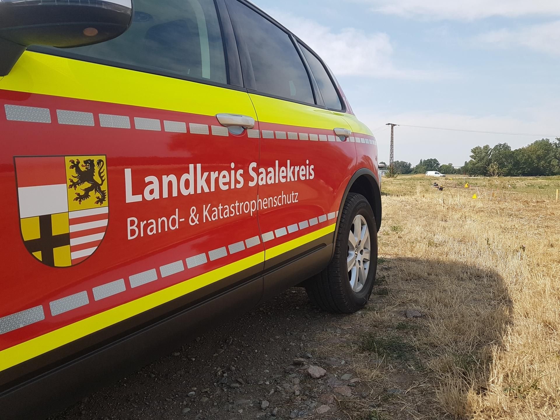 Der Katastrophenschutz auf einem Feldweg bei Trebnitz