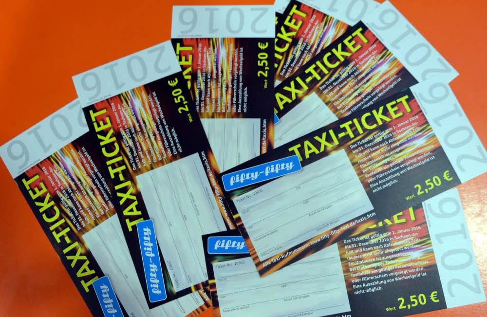 Fifty-Fifty-Tickets können freitags, samstags und an Feiertagen eingesetzt werden, um Taxifahrten zu bezahlen.