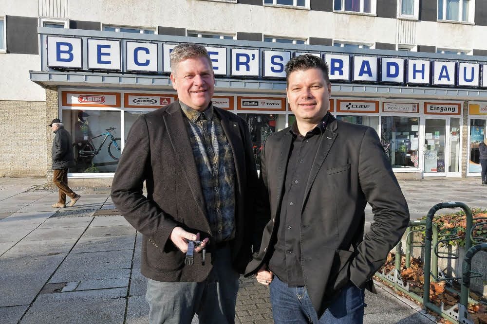 Uwe Becker (l.) übergibt nach acht Jahren in der Kavalierstraße sein Geschäft an Steffen John.