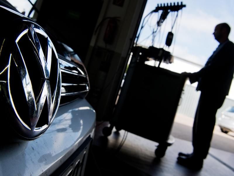 Umrüstung im Rahmen der Rückrufaktion zum Abgasskandal eines VW-Golf mit einem 2,0-Liter-Dieselmotor. Foto: Julian Stratenschulte