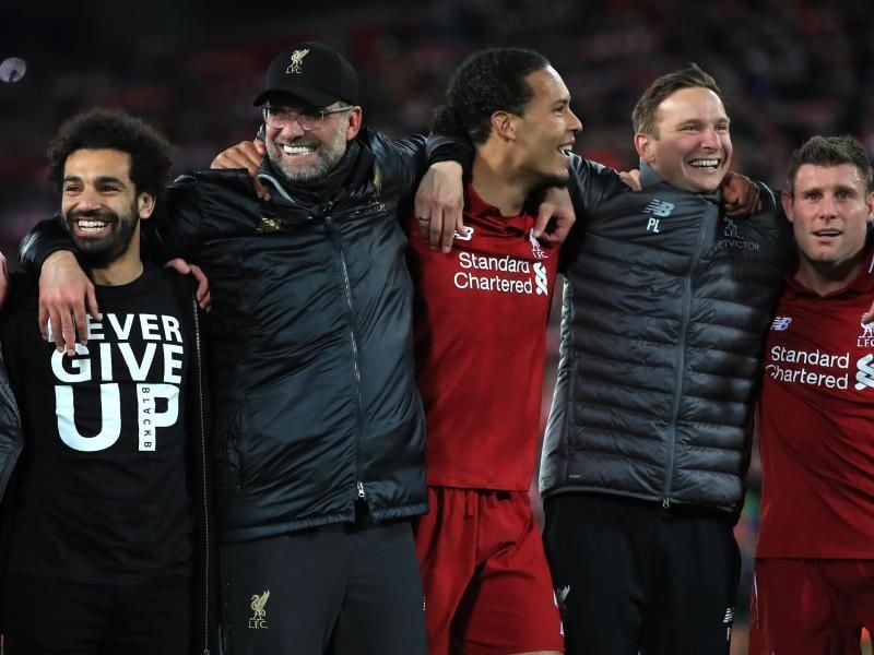 Liverpools Trainer Jürgen Klopp (2.v.l.) feiert mit seinen Spielern den 4:0-Sieg über den FC Barcelona. Foto: Peter Byrne/PA Wire