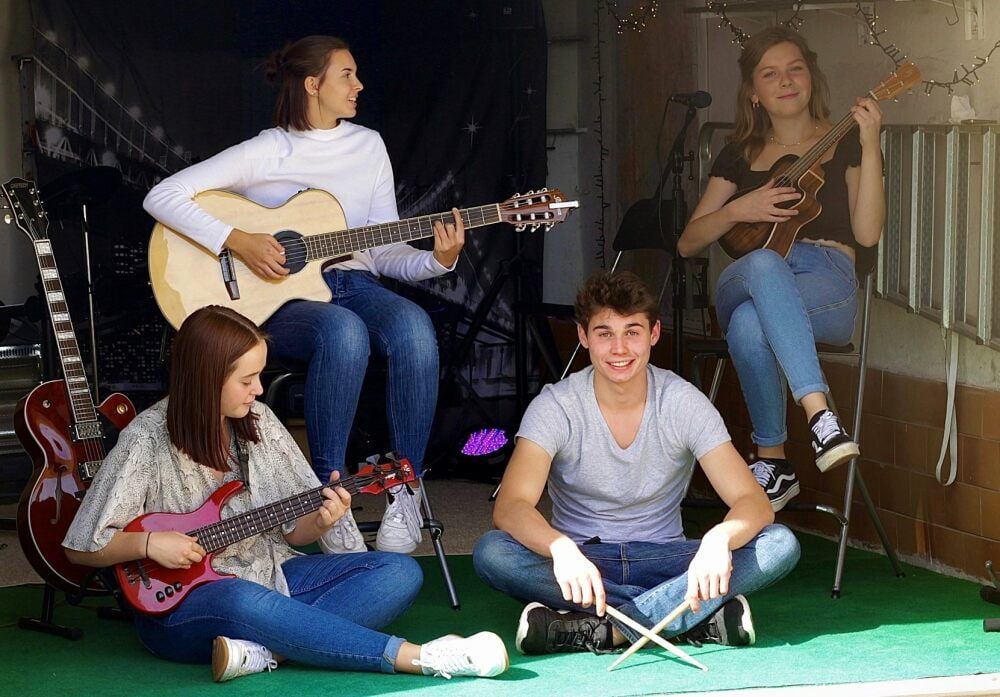 Nina (von links), Julia, Vincent und Anna-Sophia von „Jag“ aus Bernburg proben in den Sommermonaten in der Garage.