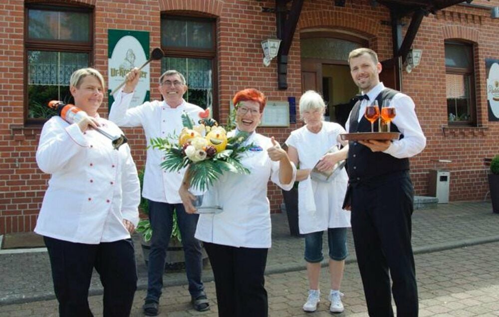 Das Team des Landgasthofes freut sich über die Anerkennung. Von links: Köchin Siegne Peters, Chefkoch Gerhard Schmidt, Seniorchefin Sabine Schmidt, die „gute Seele“ Bärbel Giese und Chef Carsten Schmidt. Ilona Siedek, die Haus und Gästezimmer sauber hält, war zum Fototermin verhindert.