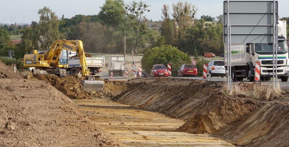 Zwischen Bad Suderode und Quarmbeck wurde vom neuen Kreisverkehr an der Chausseehaus-Kreuzung bis zum HSB-Haltepunkt Quarmbeck parallel zur alten Straße der Baugrund für die Umgehungsstraße vorbereitet.