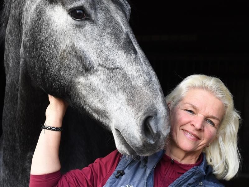 Carmen Hanken mit dem Pferd „Grey Eminenze”. Foto: Carmen Jaspersen
