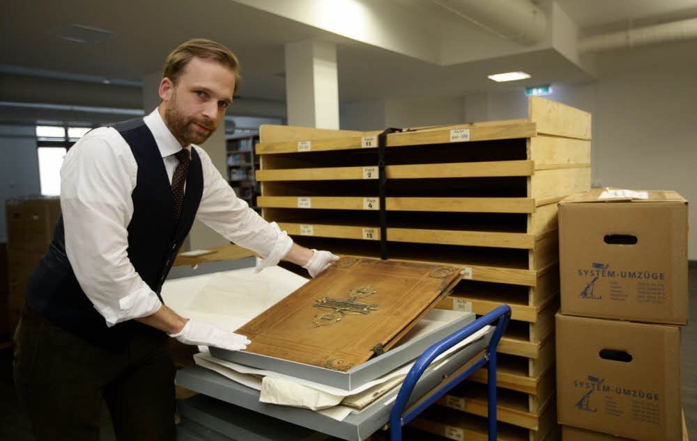 Im Archiv lagert auch diese historische Grußadresse, die Schüler einst für ihren Lehrer Julius Kühn angefertigt haben.