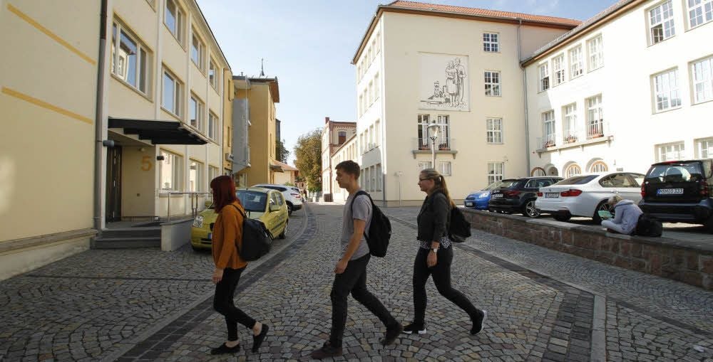 Wenn das Jobcenter zum Schulhaus wird, gäbe es nicht mal weite Wege, weil die Objekte gegenüber stehen.