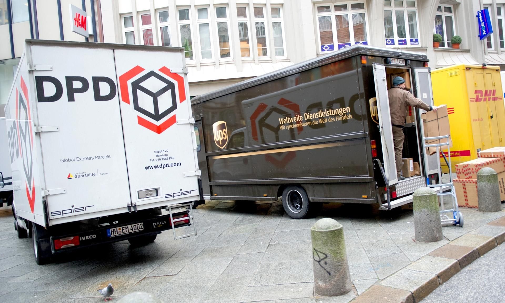Lieferwagen der Paketdienste sind besonders in der Vorweihnachtszeit ein gängiges Bild auf den Straßen.
