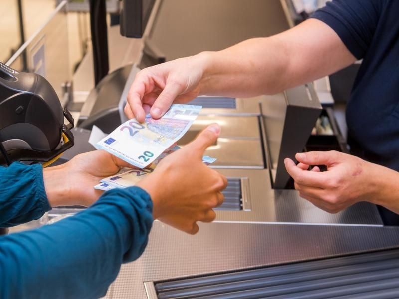 Im Supermarkt schnell noch Geld abheben - das ist mittlerweile in vielen Läden bequem möglich. Foto: Benjamin Nolte/dpa-tmn