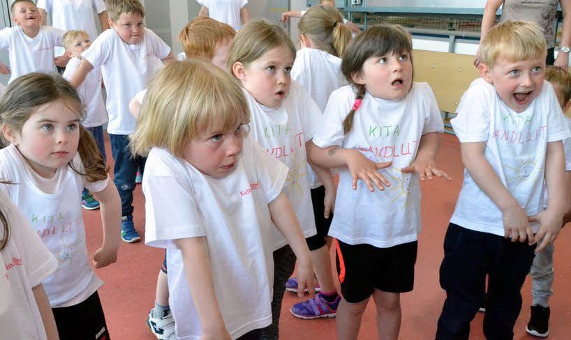 Die Schultern bis hoch zu den Ohren ziehen. Boxtrainer Mario Maly fordert die Sportler der Kita „Landluft“ mit verschiedenen Übungen.