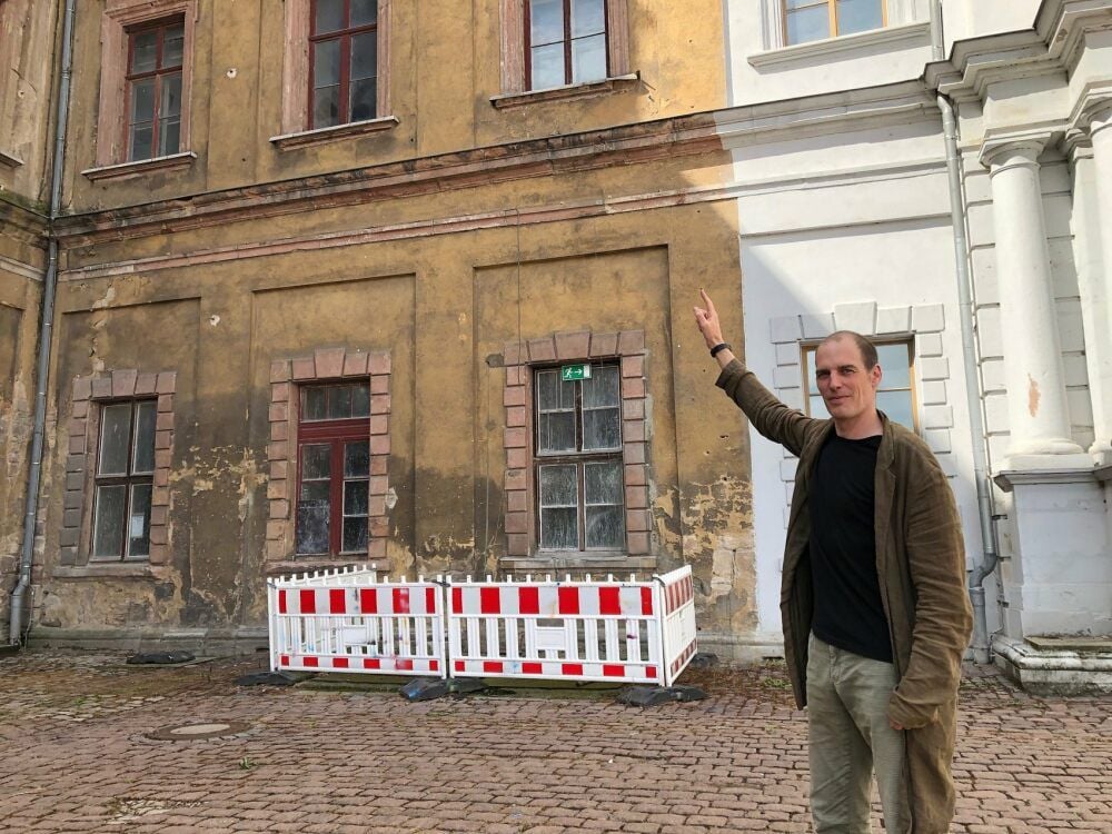 Aiko Wulff zeigt auf jene Räume im Südwestflügel von Neu-Augustusburg, in denen die neue Schuhausstellung ihren Platz finden soll.