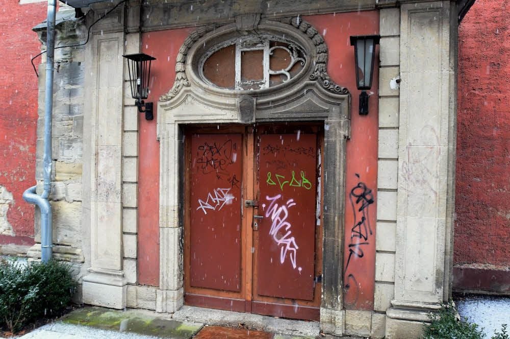Graffiti an Altbauten sind ein Ärgernis.