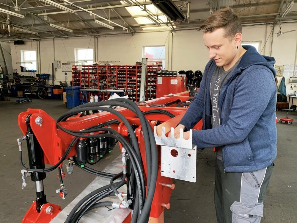 Marek Pfennig absolviert eine 3,5-jährige Ausbildung zum Mechatroniker bei der Annaburger Nutzfahrzeuge GmbH.
