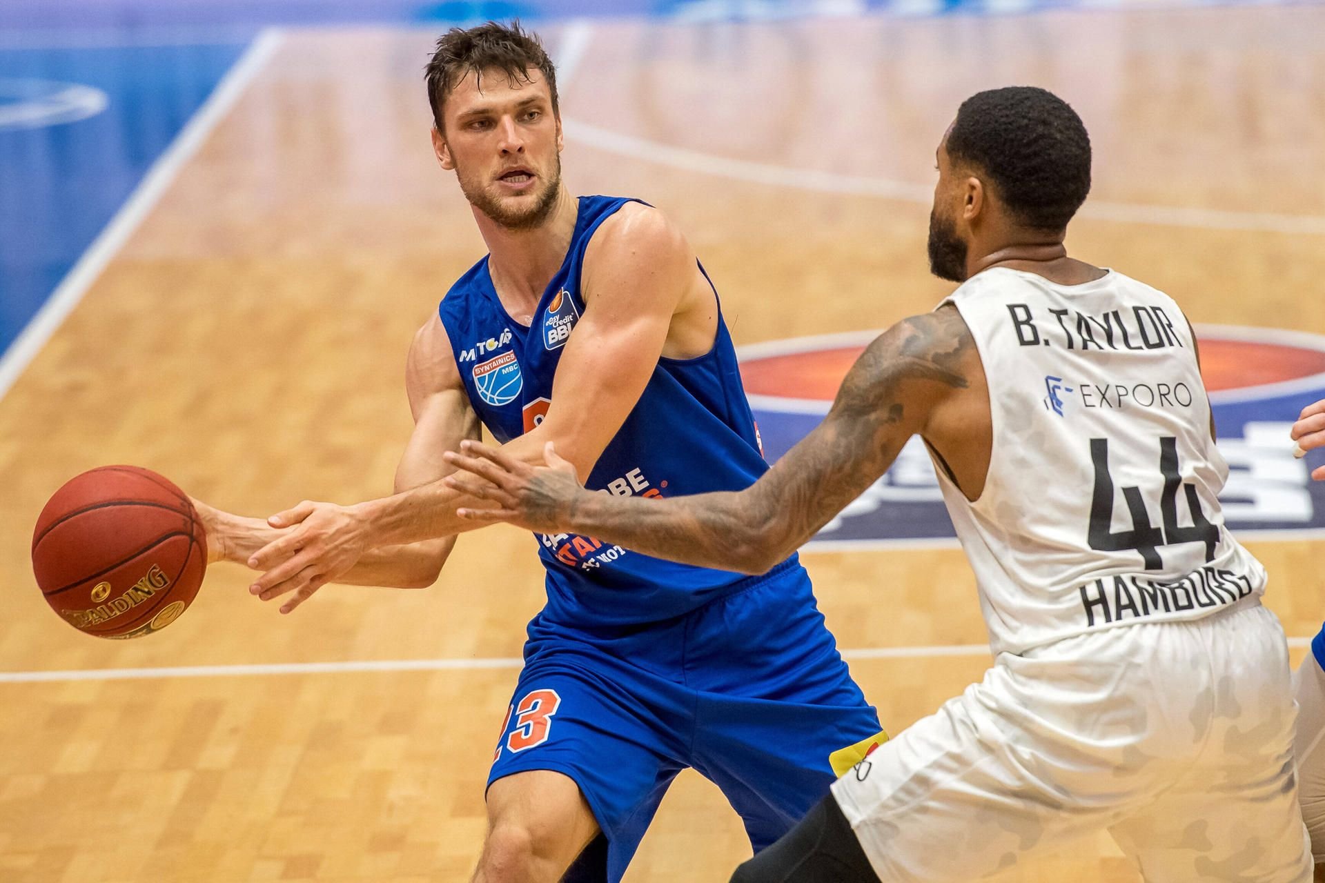 Michal Michalak (MBC, l.) versucht am Hamburger Bryce Taylor vorbeizukommen.