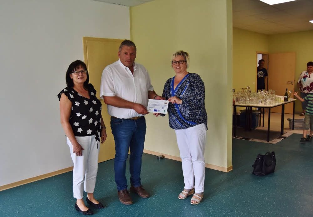 Antje Rockstroh vom „Leader“-Büro (r.) überreicht an Thomas Jentsch die „Leader“-Plakette im Beisein von Vize-VG-Bürgermeisterin Brigitte Magdlung.