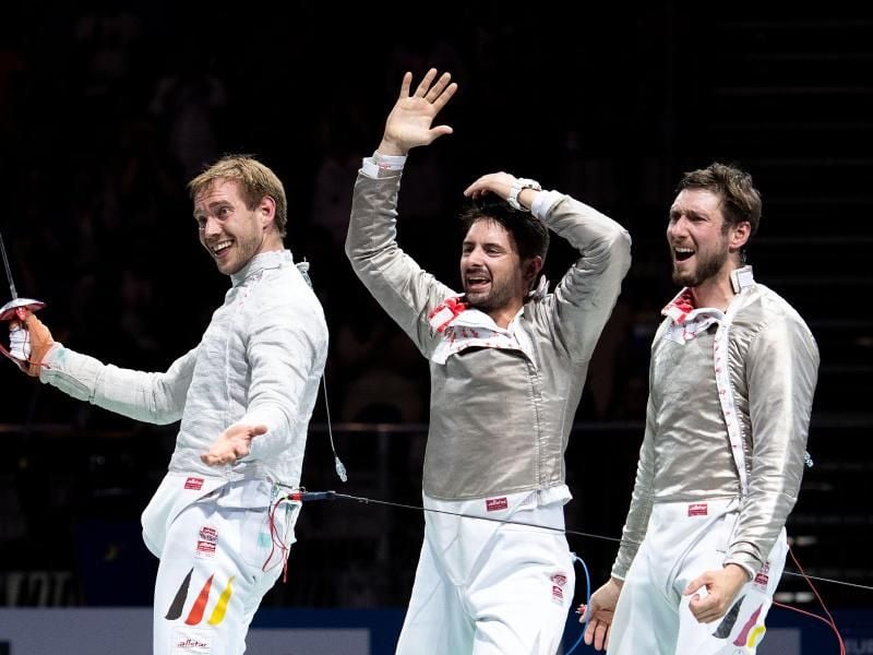 Deutschlands Säbelfechter Benedikt Wagner (l-r), Matyas Szabo und Max Hartung haben Mannschafts-Gold gewonnen. Foto: Marius Becker