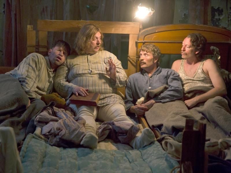 Gregor (Nikolaj Lie Kaas), Josef (Nicolas Bro), Elias (Mads Mikkelsen) und Franz (Soren Malling) erzählen sich Gute- Nacht-Geschichten. Foto: Rolf Konow/dcm/ARTE