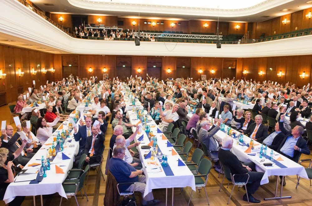 Generalversammlung der Volks- und Raiffeisenbank Saale Unstrut im CCE-Kulturhaus in Leuna: Mitglieder der genossenschaftlichen Bank stimmen über den Geschäftsbericht des Jahres 2016 ab.