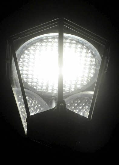 Vielfach kritisiert: die taghelle LED-Beleuchtung an der kleinen Halleschen Straße.