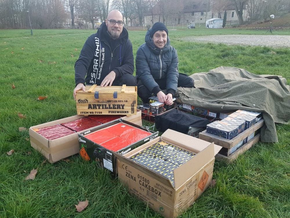 Sebastian Weegner und Mark Schmidt (r.) vor dem Vorschießen am Samstag auf dem Geländes des Schlosshotels in Schkopau.