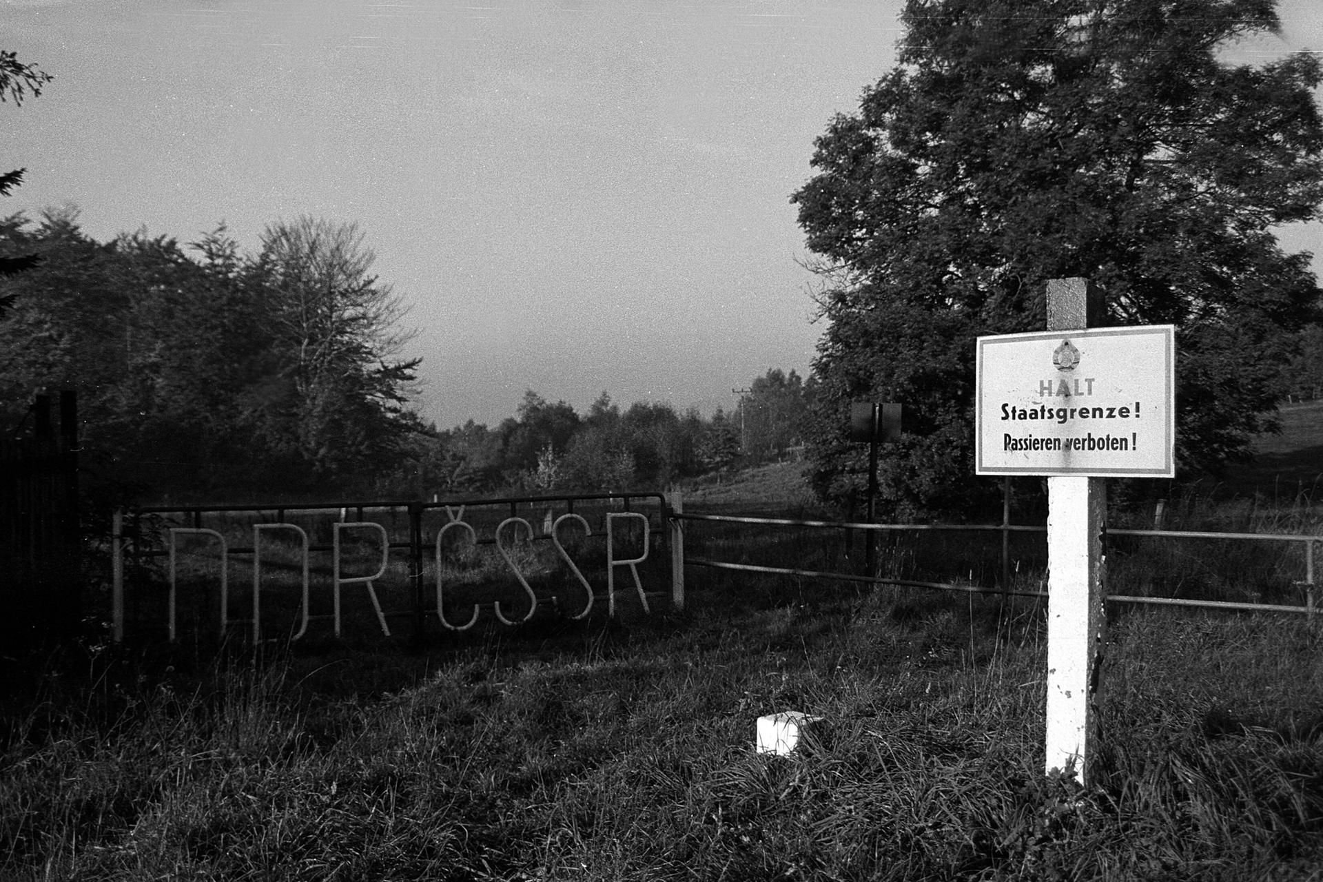 Halt! Staatsgrenze! Passieren verboten! - Schriftzug auf einem Schild an der Grenze DDR-CSSR in der Oberlausitz.
