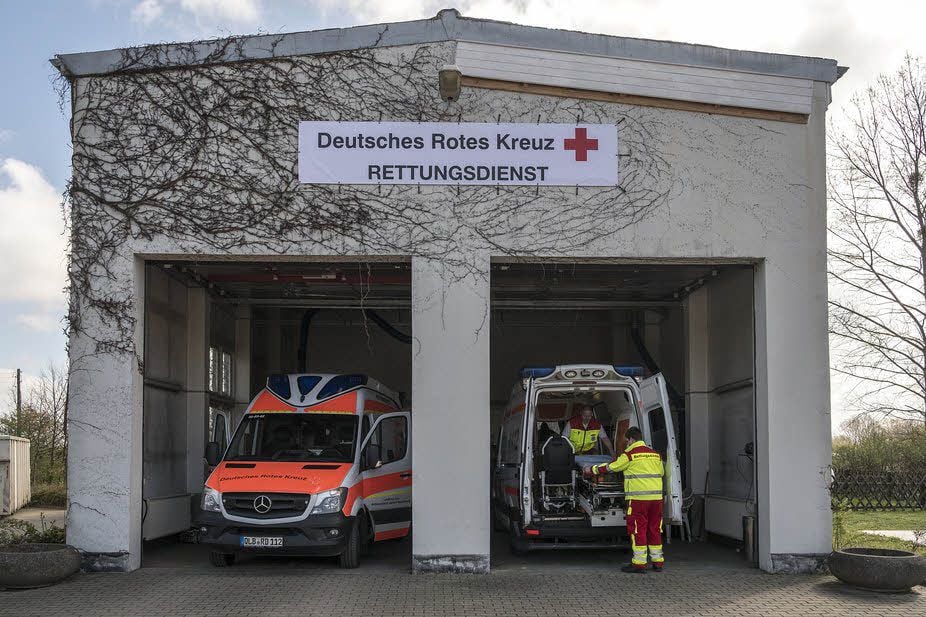 Das frühere Gerätehaus der Feuerwehr in Quarmbeck bietet ideale Voraussetzungen fürden Rettungsdienst, der das Gebäude vorübergehend mit mehreren Einsatzwagen bezogen hat.