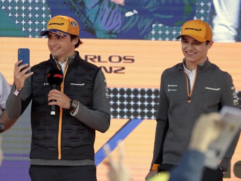 Fahren auch 2020 für das Team McLaren in der Formel 1: Carlos Sainz (l) und Lando Norris. Foto: Rick Rycroft/AP