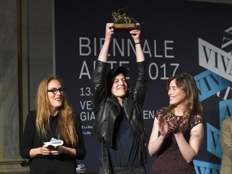 Die Preisträger des Goldenen Löwen für den besten nationalen Beitrag: Anne Imhof (M) und Kuratorin Susanne Pfeffer (l). Foto: Felix Hörhager