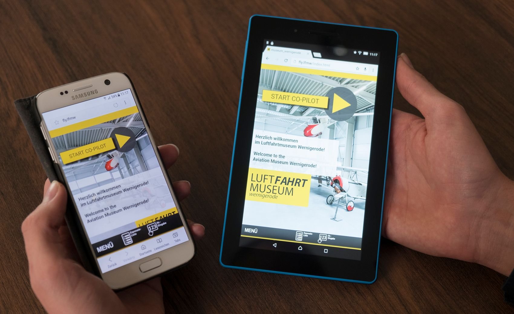 Via Smartphone oder eines vom Museum bereitgestellten Tablet-PC werden Besucher durch das Luftfahrtmuseum geführt.