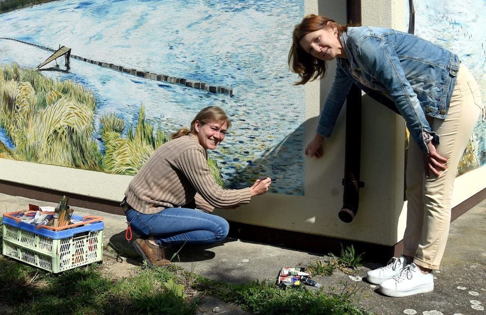 Mit Ölfarbe hat Annett Moschner (links), hier mit Bürgermeisterin Annemone Just, in Kretzschau an das Trafohäuschen Wandbilder gemalt. Wenn man zum Strandbad fährt, ist das bemalte Häuschen nicht zu übersehen.
