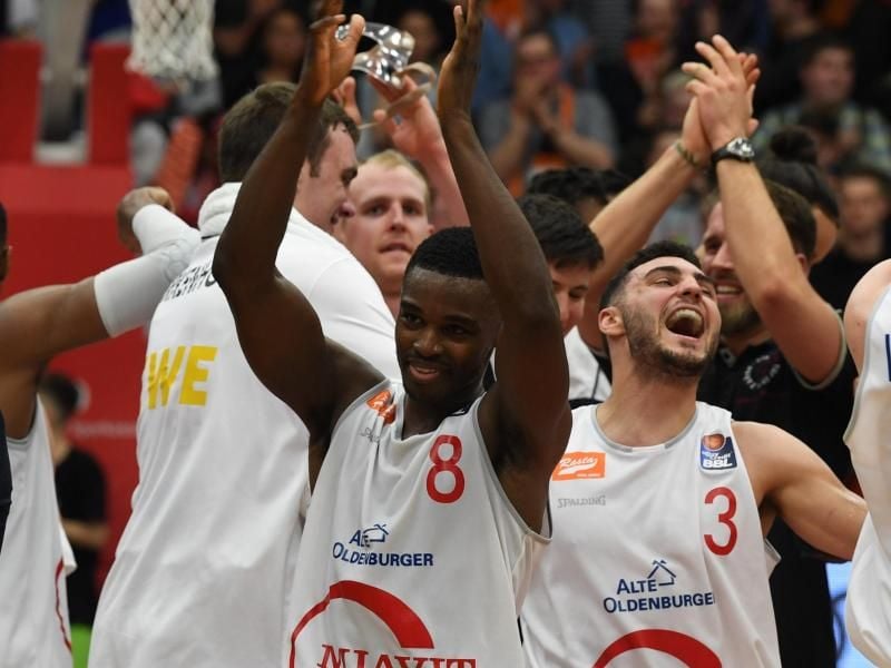Vechtas Spieler freuen sich über den nächsten Sieg in der Basketball-Bundesliga. Foto: Carmen Jaspersen