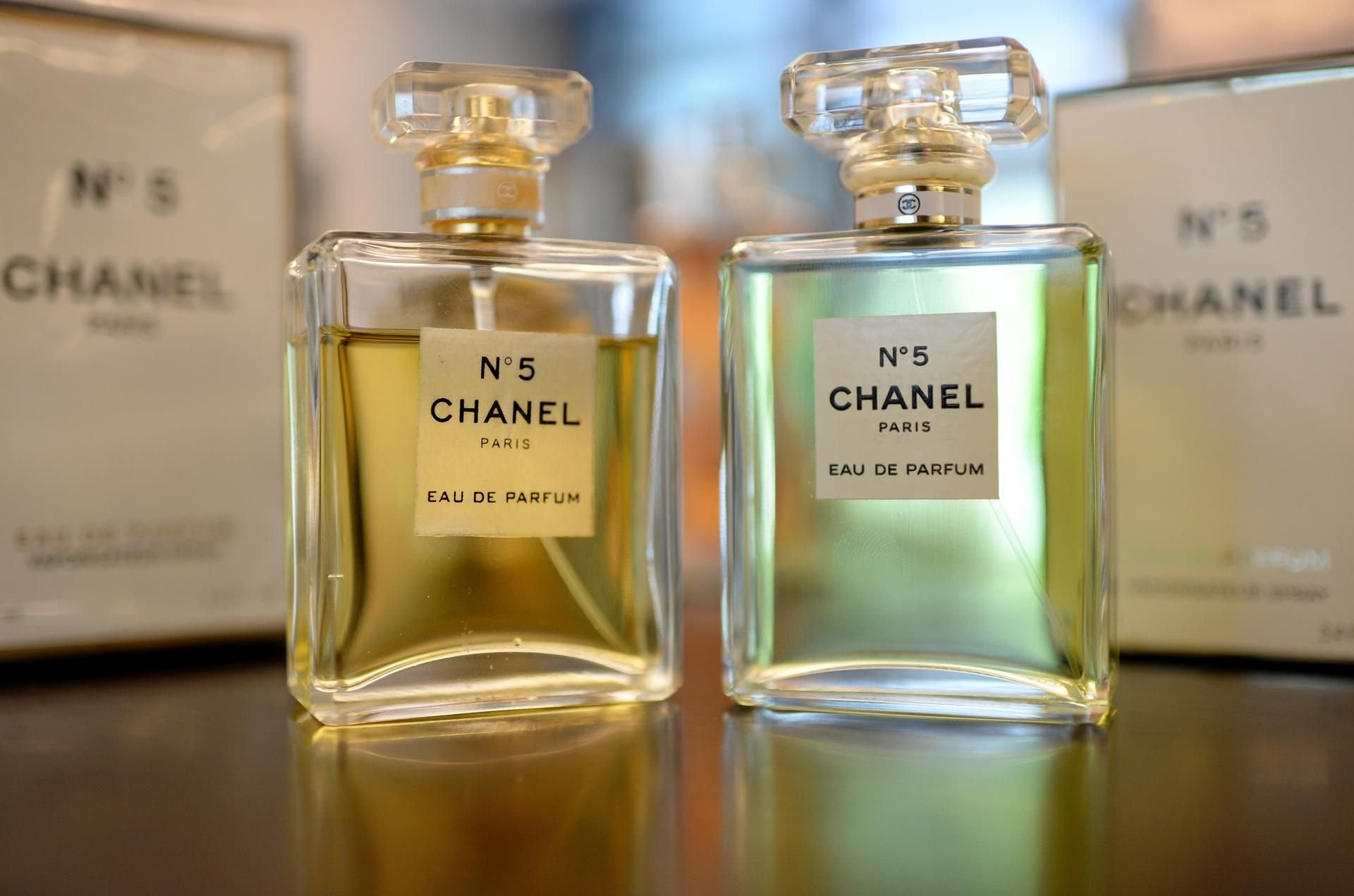 Die Fälschung eines Chanel-Parfums (links) neben dem Original (rechts). Sie sehen sich zum Verwechseln ähnlich.