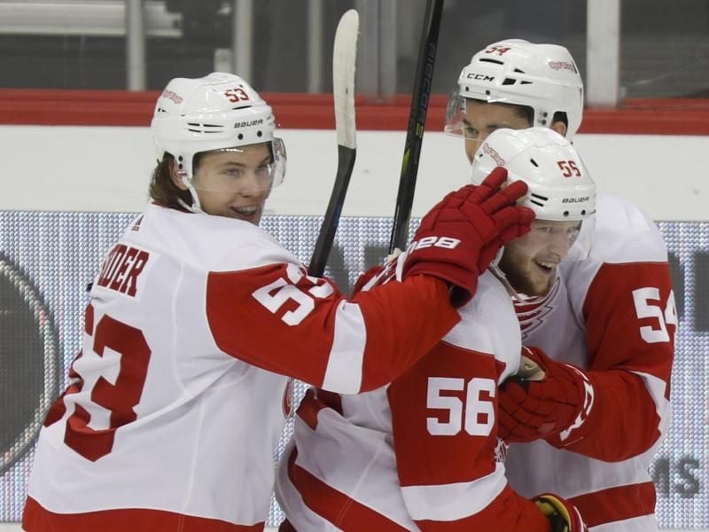 Moritz Seider (l) kehrt zu den Detroit Red Wings zurück. Foto: Keith Srakocic/AP/dpa